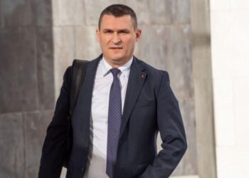 FOTOLAJM/ Altin Dumani si kurrë më parë, kreu i SPAK shijon akulloren në jug të vendit