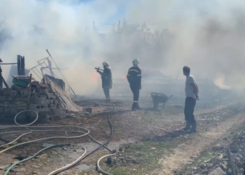 Zjarri ‘përpin’ një kasolle pranë disa banesave në Durrës, zbardhen detajet