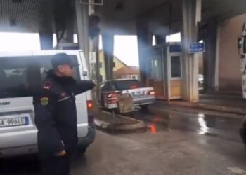 Tentuan të kalojnë kufirin me dokumenta false, arrestohen në Qafë Thanë 3 shtetas nga Sri Lanka