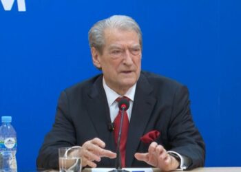 Konferenca e fundit si kryetar opozite? Berisha i jep përgjigjen e prerë gazetarit