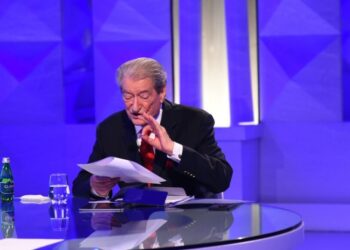 Berisha çudit me akuzën më të re: Zarfat e diasaporës u mbushën te Posta Shqiptare