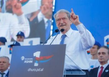 “Fushatë me Noizy-n dhe Zegjinenë”/ Berisha në Fier: Lamborghini këngëtarit kushton sa 50 mijë pensione