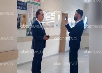 FOTO / Kandidatët e Berishës shkelin Kodin Zgjedhor, futen nëpër qendrat e votimit
