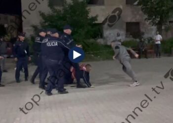 VIDEO / Sherr në një qendër numërimi në Kukës, Policia tenton të ndalojë të riu, ai u shpëton nga duart