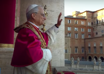 Do të quhet Leoni i XIV/ Papa i ri përshëndet besimtarët nga ballkoni i Lozhës së Bekimeve në Bazilikën e Shën Pjetrit