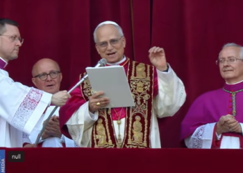 “Paqja qoftë me ju”/ Papa Leo XIV përshëndet besimtarët nga ballkoni i Bazilikës së Shën Pjetrit