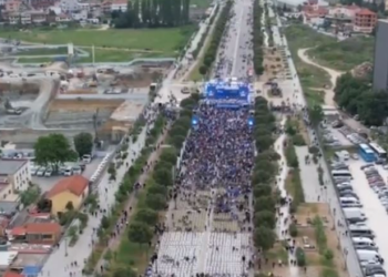 Karriget e bardha ende bosh/ Pamje me dron nga mbyllja e fushatës elektorale të PD
