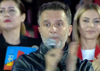 “Deri në frymën e  fundit…”/ Braçe përlot Parkun Olimpik, kujton simpatizantët e ndarë nga jeta së fundmi, socialistët ngrihen në këmbë