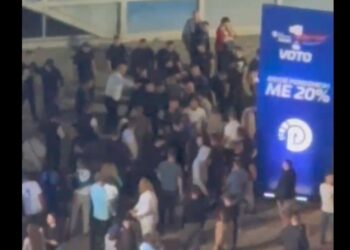 VIDEO / Sherr ‘madhështor’ në Elbasan, demokratët rrihen me njëri-tjetrin gjatë mitingut të Berishës