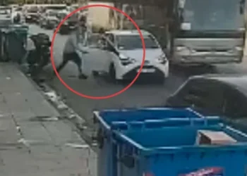 Publikohen pamjet/ Djali i biznesmenit në Greqi shpëton nga torturuesit e tij, pasi u godit me thikë e kaçavidë