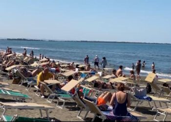 Fundjavë me diell, qindra qytetarë zgjedhin plazhin e Shëngjinit për të pushuar