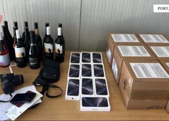 Tentoi të fuste me kamion 116 celularë e 18 shishe verë, arrestohet 38-vjeçari në Portin e Durrësit