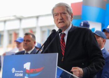 ‘Përshëndetjet e mia më të papërzemërta’, gafa e Berishës në takimin elektoral në Burrel