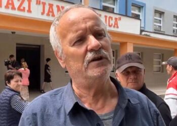 101-vjeçarja në Fier nuk gjen emrin në listë, flet i biri: Dua që nëna ime të votojë!