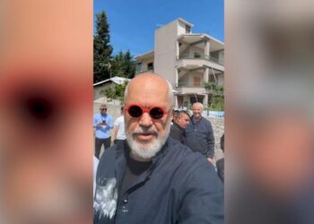 Rama ndan videon me banorët e Surrelit, nuk kursen batutat: Ulini duart se është heshtje zgjedhore
