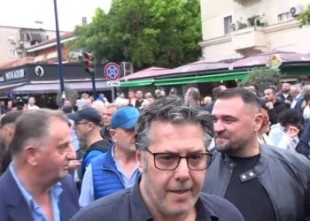 Përplasja me gazetarët gjatë protestës së opozitës, policia çon në SPAK Edi Palokën dhe Klevis Balliun