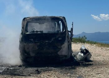 Digjet mjeti në Lukovë, po udhëtonin turistë të huaj, disa përfundojnë me lëndime të lehta