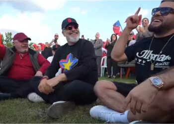 PS fushatë në Peshkopi, Rama dhe Noizy ulen këmbëkryq, këndojnë “Hajredin Pashën”