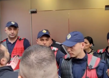 Tensione në një qendër votimi në Tiranë, ndërhyn policia! I pranishëm edhe Sekretari i PL Tedi Blushi