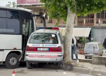 Autobusi përplaset me makinën e policisë bashkiake në Fier, disa të lënduar
