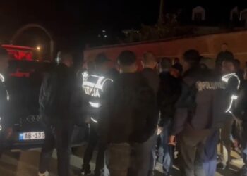 Përplasja mes partive në Dibër! Arrestohet polici, baba i kandidatit socialist, PD pretendon se qëlloi me armë