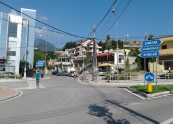 Gruaja nga ballkoni i ndërpret takimin elektoral, kandidati i PD e denoncon në polici