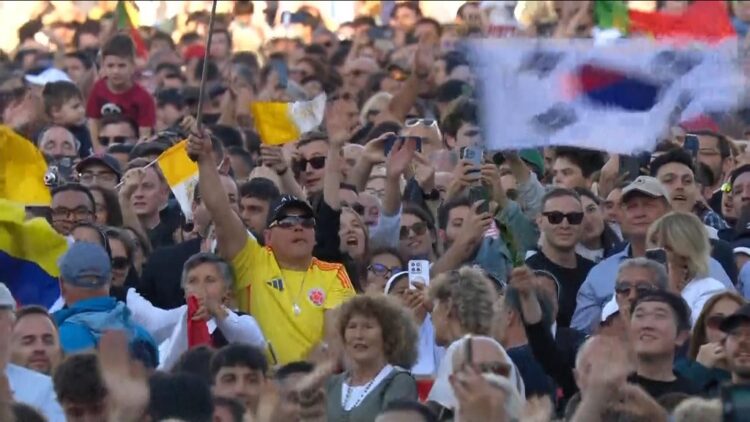 FOTOLAJM/ Besimtarët festojnë zgjedhjen e Papës së ri, flamuj dhe brohorima në Sheshin e Shën Pjetrit