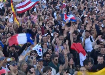 FOTOLAJM/ Besimtarët festojnë zgjedhjen e Papës së ri, flamuj dhe brohorima në Sheshin e Shën Pjetrit