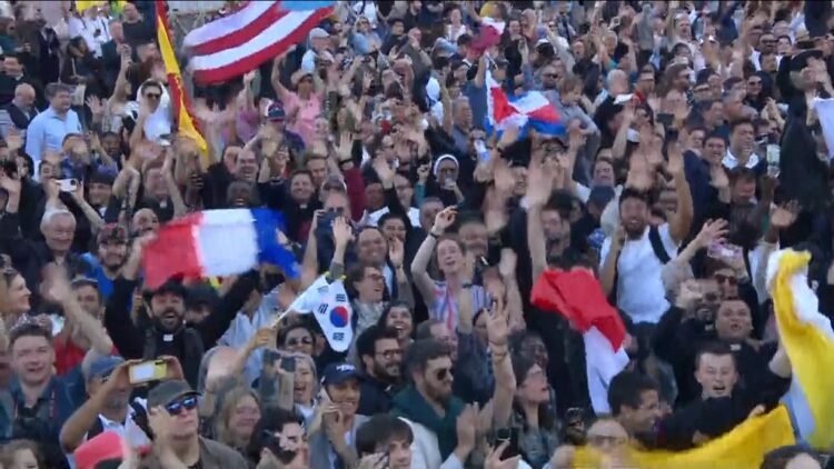 FOTOLAJM/ Besimtarët festojnë zgjedhjen e Papës së ri, flamuj dhe brohorima në Sheshin e Shën Pjetrit