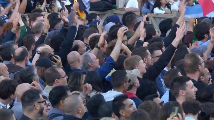 FOTOLAJM/ Besimtarët festojnë zgjedhjen e Papës së ri, flamuj dhe brohorima në Sheshin e Shën Pjetrit