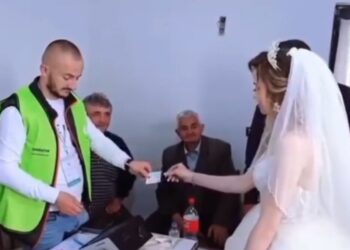 Moment i veçantë në Elbasan, me vello të bardhë nusja shkon të votojë në ditën e dasmës 