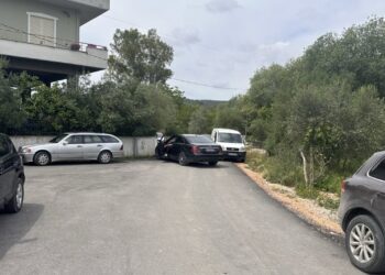 Ndodh në Karbunarë të Lushnjës, kandidati i PD-së bllokon me makinë qendrën e votimit
