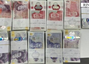 Nis hetimi për 36-vjeçarin, erdhi nga Londra në Rinas me dhjetëra mijëra paund të padeklaruara
