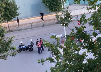 Telefonata anonime ngriti në këmbë Policinë, alarmi për bombë në qendër të Tiranës rezulton fals