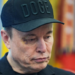 U shfaq me sy të nxirë në krah të Trump, Musk zbulon se kush e goditi me grusht