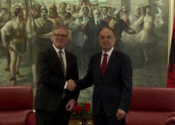 VIDEO / Starmer mbërrin në Tiranë, Presidenti Begaj pret kryeministrin britanik