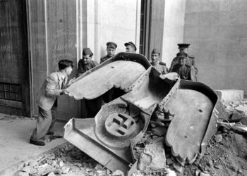 Zbulimi i bujshëm nga arkivat ruse: Hitleri piu helm dhe më pas u qëllua nga oficerët!