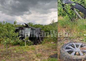 Aksident në aksin Korçë-Pogradec, automjeti përfundon disa metra larg rrugës, plagosen shoferi dhe një e mitur