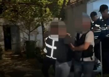 Kthen banesën në “depo armatimi”, zbulohen 11 pistoleta, 2000 fishekë, 2 antiplumba dhe një silenciator
