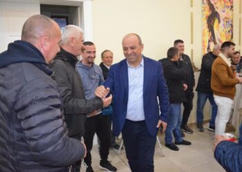 Kush është mjeku që firmosi ‘aksidentin’ e Kosta Trebickës, sot deputet i Sali Berishës?!