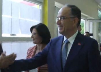 I shoqëruar nga bashkëshortja, voton Presidenti Bajram Begaj! Mesazhi i Kreut të Shtetit