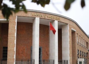 Kufizohen transaksionet ‘cash’! Rregullorja e re e bankës: Këmbim valutor mbi 1 mln lekë, vetëm nëpërmjet bankave