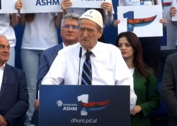 FOTOLAJM/ Berisha shfaqet me plis në takimin e Mirditës: Kjo është java e njishave!