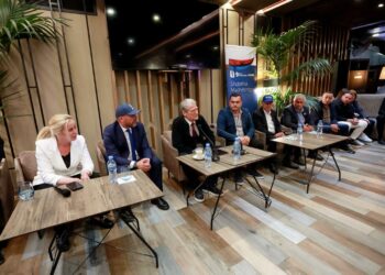 Berisha me banorët e Klosit: “Big brotheri” i Edi Ramës mori fund, Trump ia shtypi kokën Sorosit