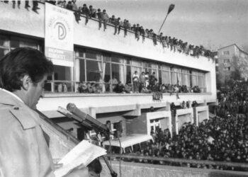 “Bufit ia kam ndjerë erën që ditën e parë kur e pashë tek Qytet Studenti”, Rama: Komunist me pardesy të bardhë