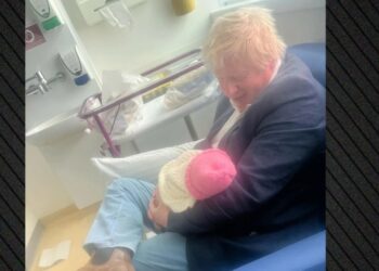 “Bandës i shtohet një anëtare e re”, ish-kryeministri Boris Johnson sërish baba, e shoqja publikon foton e ëmbël