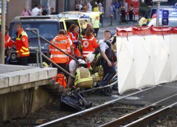 E rëndë në Stuttgart! Makina merr përpara kalimtarët, disa të plagosur, mes tyre edhe një fëmijë