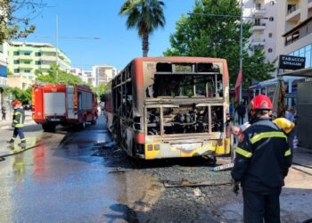 Momente paniku në Durrës, autobusi merr flakë ndërkohë që pasagjerët ishin brenda