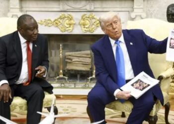 Trump “pritë” presidentit afrikan, i shfaq video që pretendojnë “gjenocid” ndaj të bardhëve