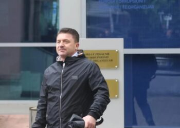 Sekuestrimi i telefonit të Elvis Rroshit, policia njoftim zyrtar: Iu gjetën fatura, kupona nafte dhe lista zgjedhësish